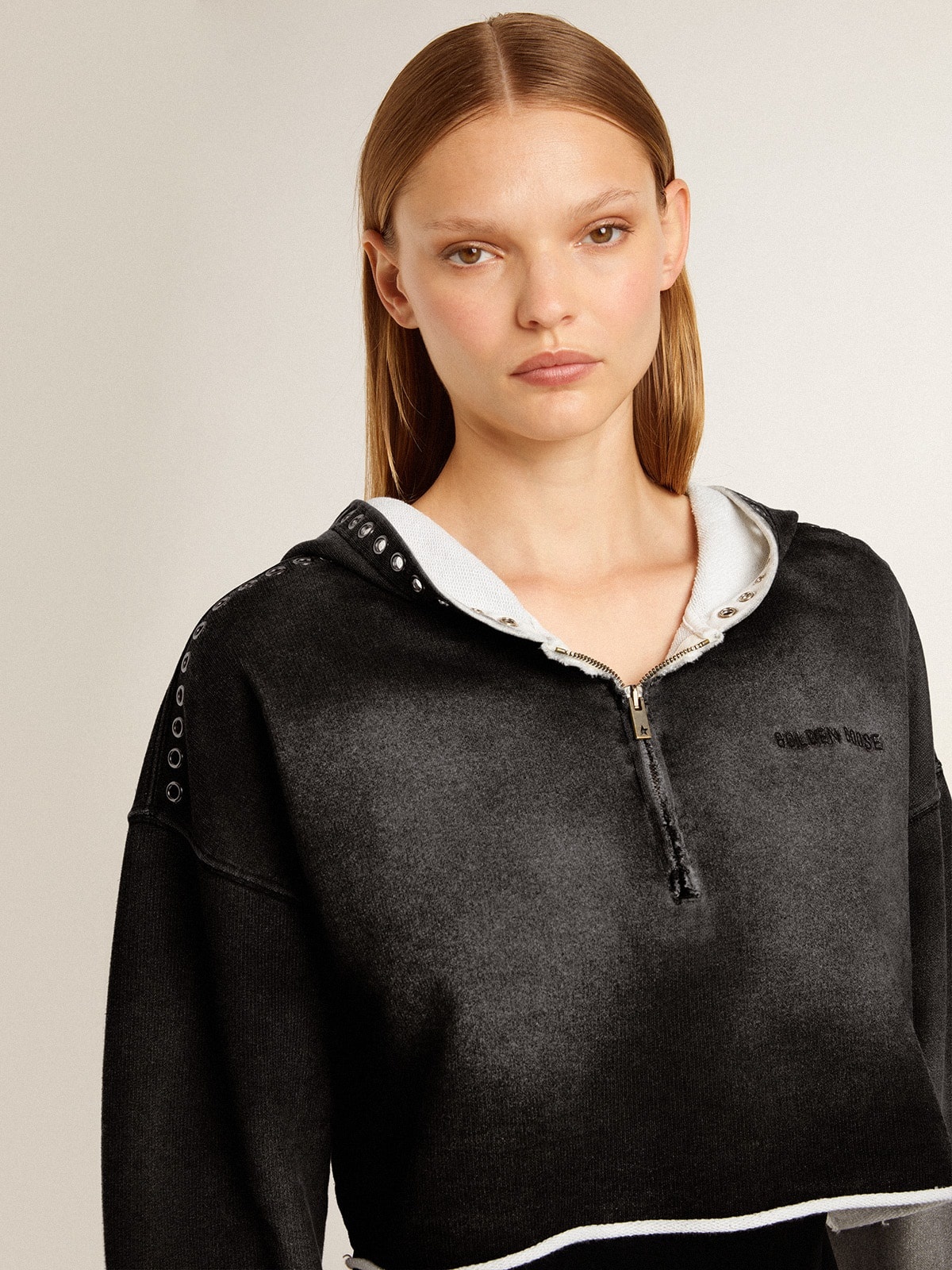 Gray cropped sweatshirt with a lived-in effect - 5