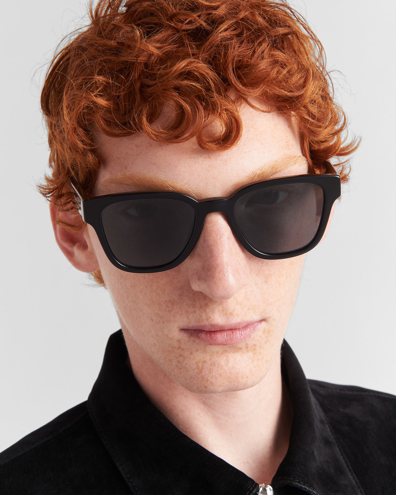 Sunglasses with iconic metal plaque 6