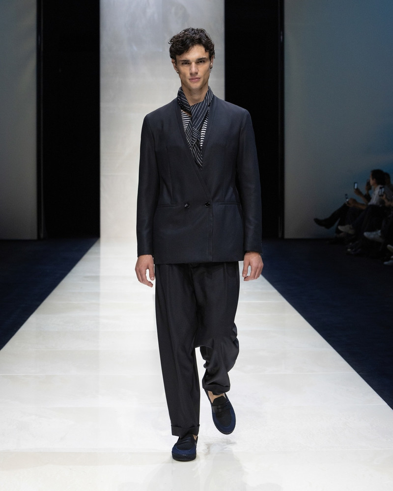 UPTON LINE DOUBLE-BREASTED SUIT IN A MICRO GINGHAM VIRGIN WOOL 7