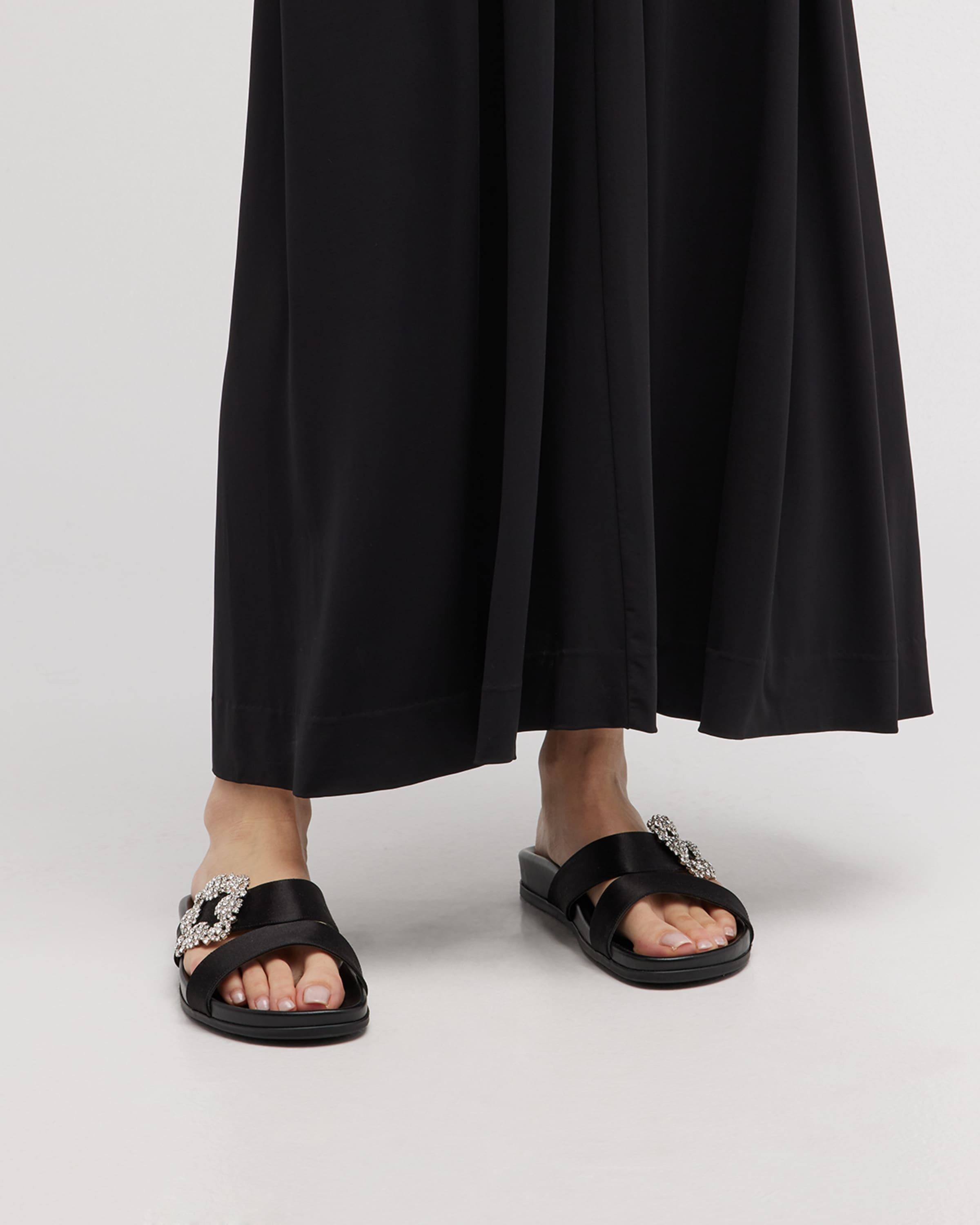 [MANOLO BLAHNIK] CHILANGHIサンダル サテン クリスタルバックル MANOLO BLAHNIK Chilanghi サテン スライドサンダル バックル