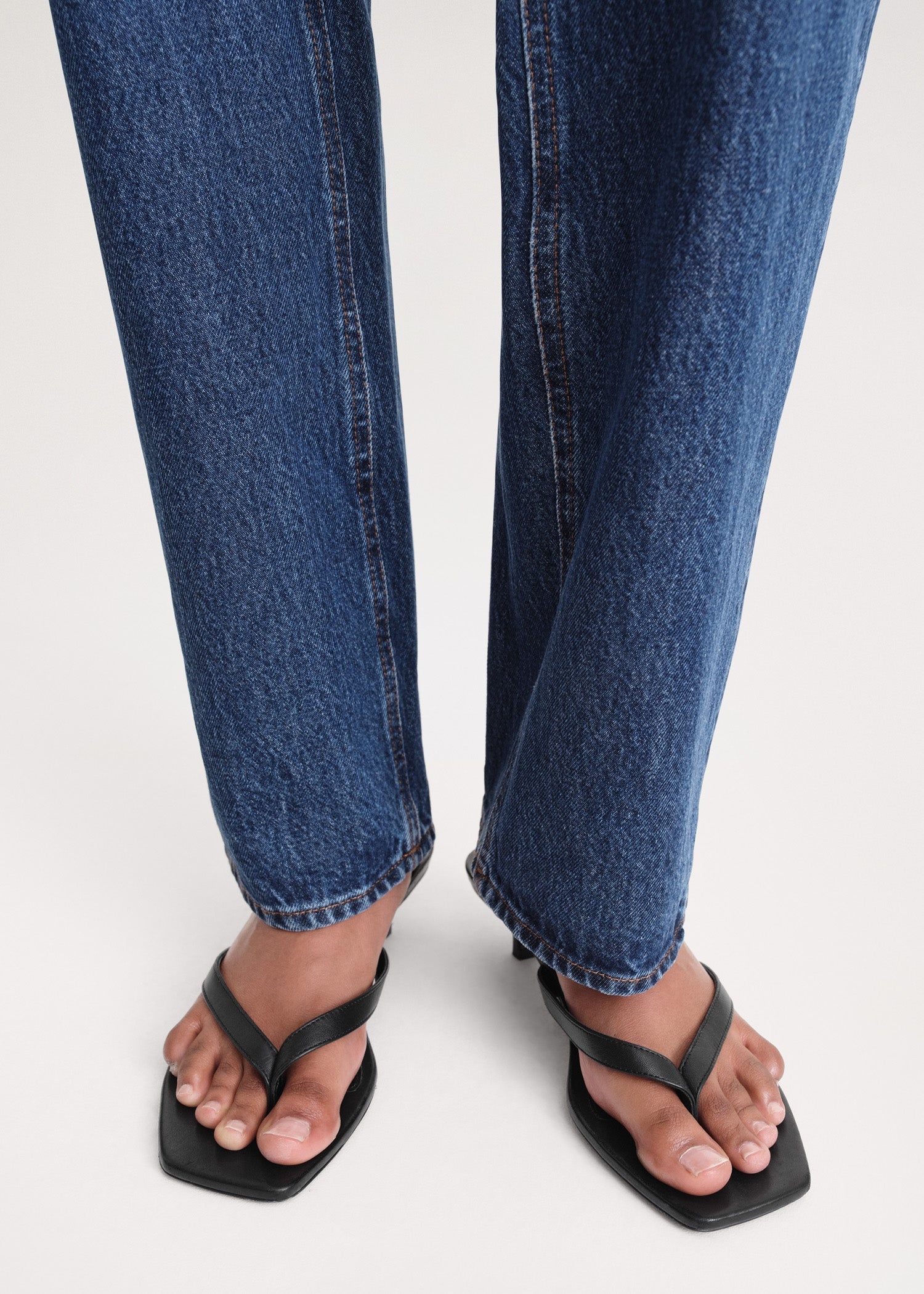 TOTEME｜SANDALS (The Flip Flop Heel (205-906-819 200)) Leather heeled flip flops black – TOTEME