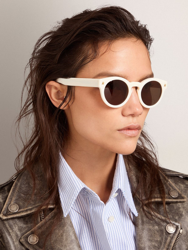 Sunglasses Panthos model with white frame and gold details 3