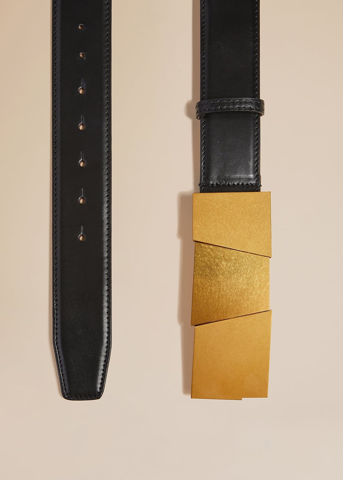 The Medium Axel Belt in Black Leather with Gold - 2