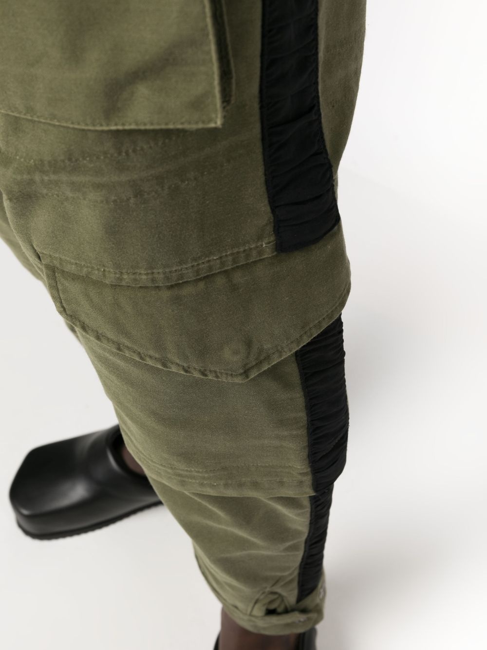 cropped-leg cargo trousers - 5