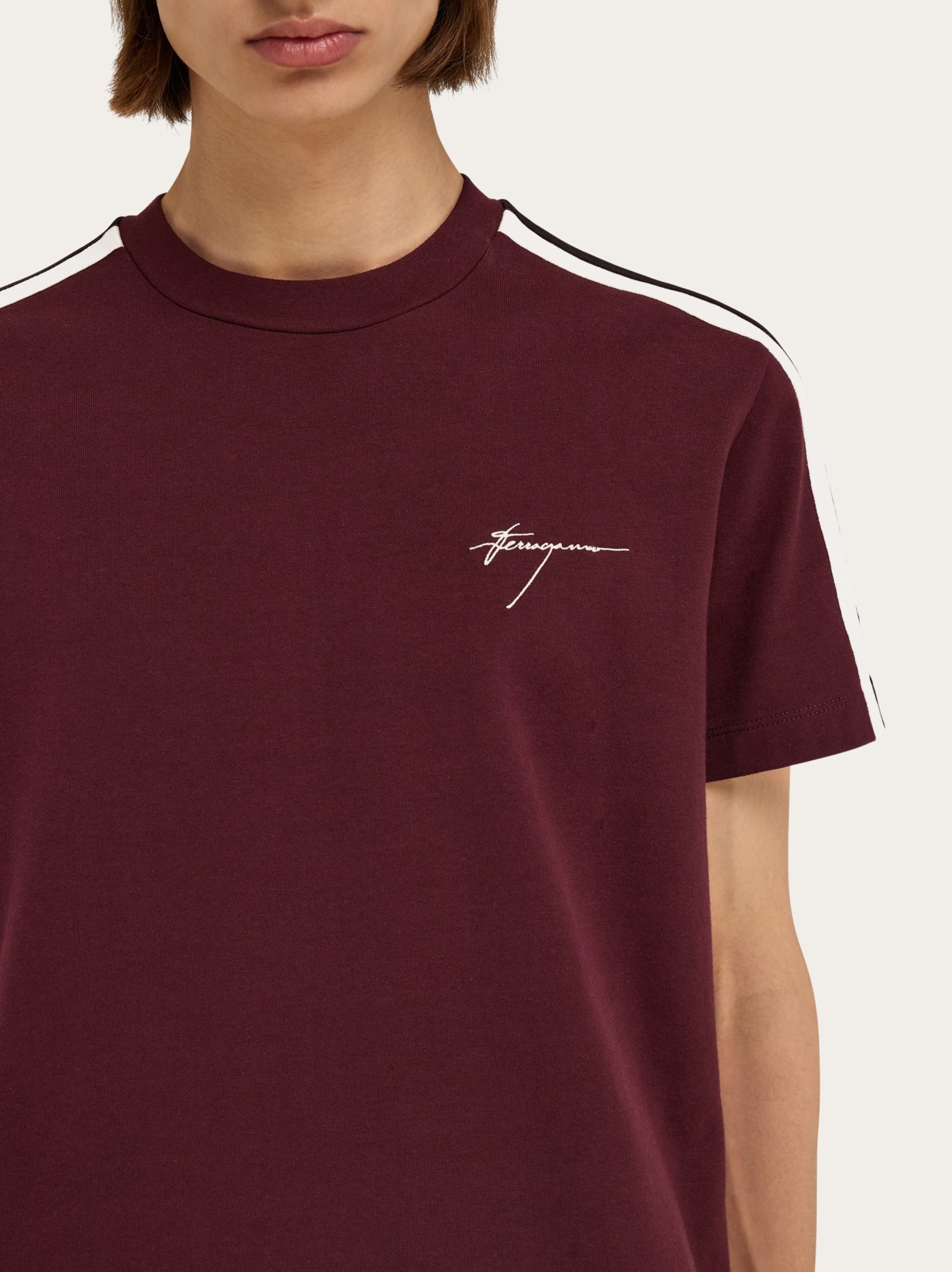 Short sleeved t-shirt with contrasting stripe - 5