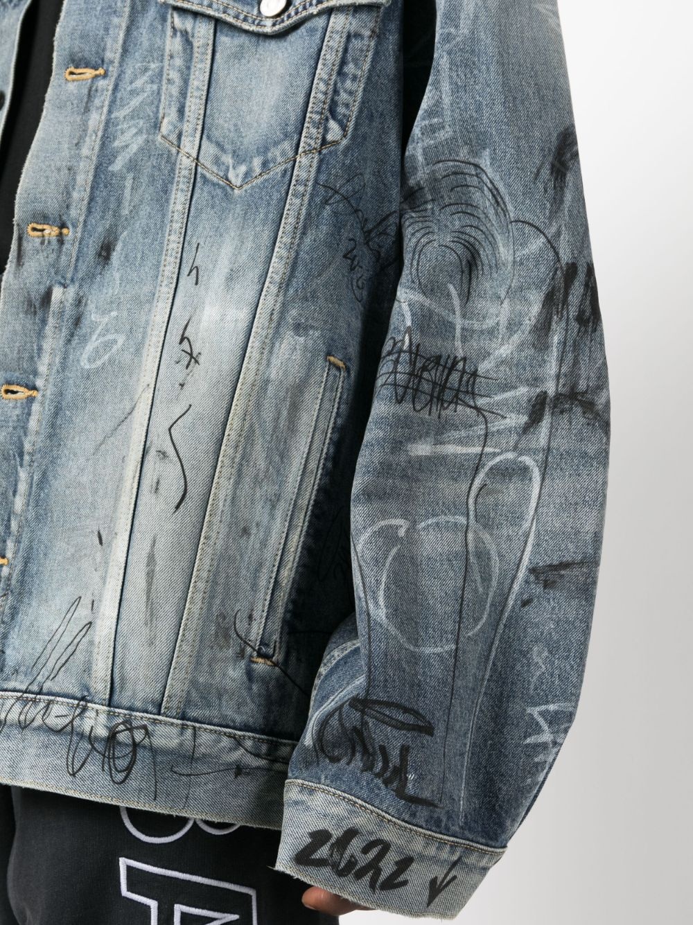 graffiti-print oversized denim jacket - 5