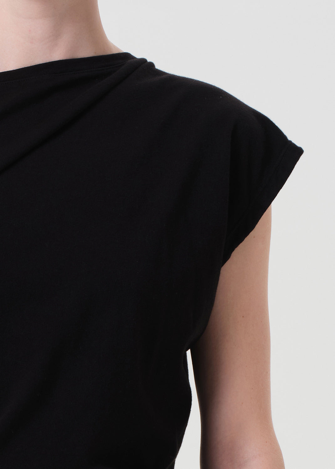 BETH TEE IN BLACK - 4