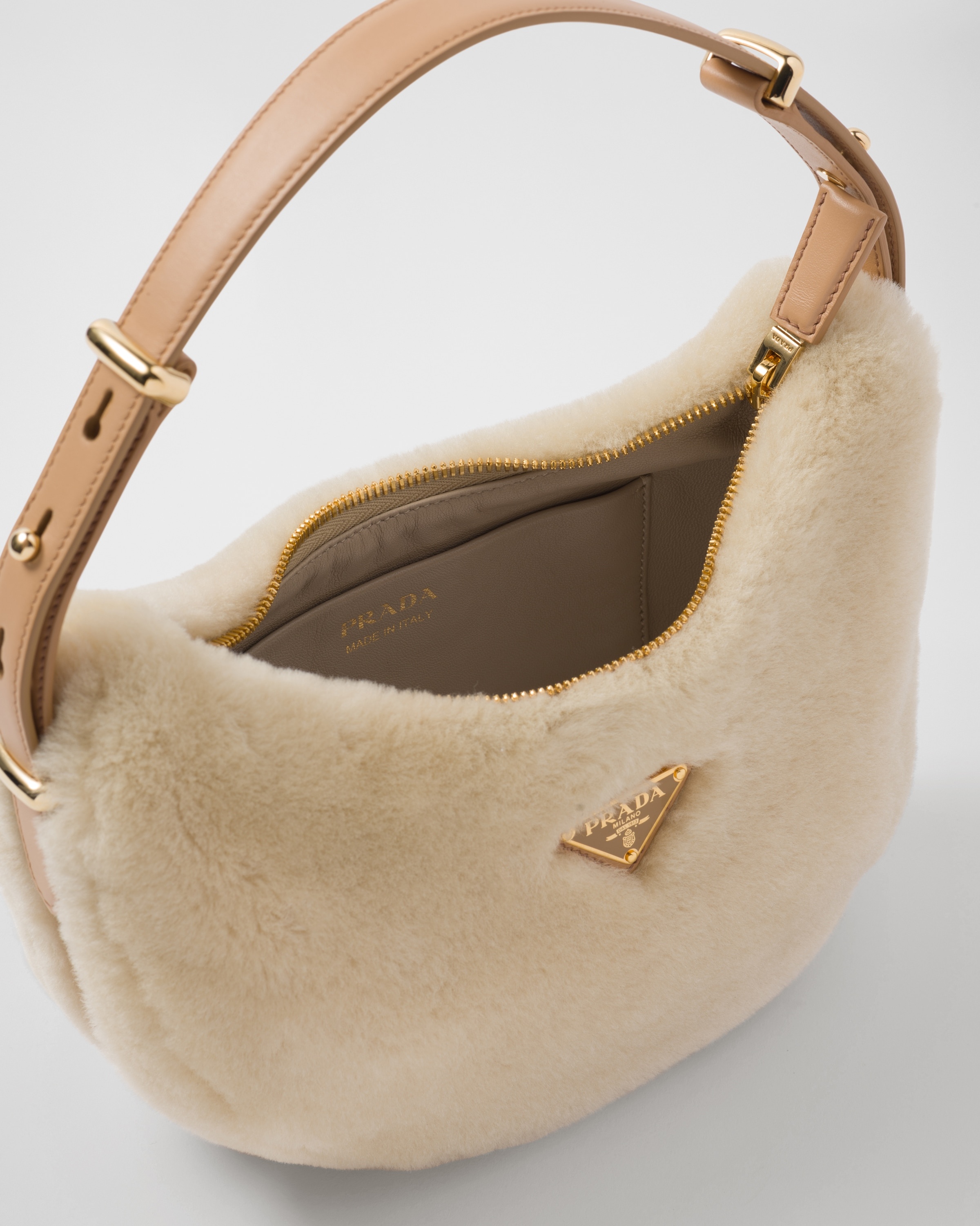 Prada Arqué shearling and leather shoulder bag - 5