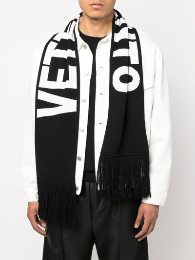 VETEMENTS logo-print fringed scarf outlook