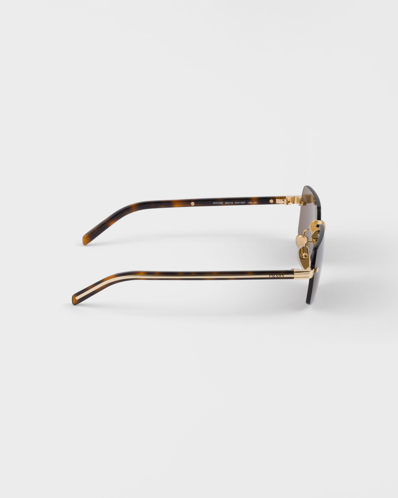 Sunglasses with the iconic metal plaque 4