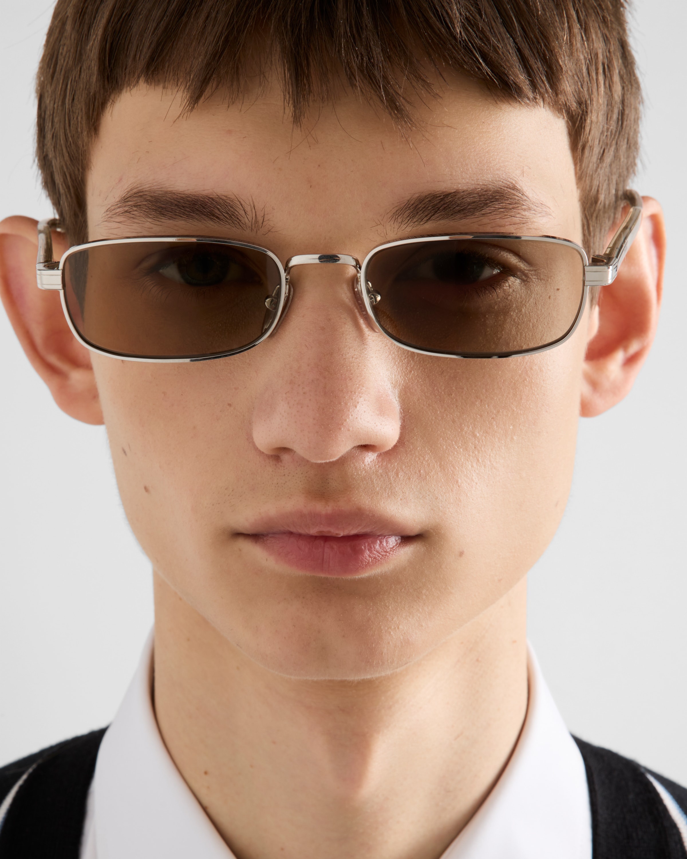 Sunglasses with the iconic metal plaque - 6
