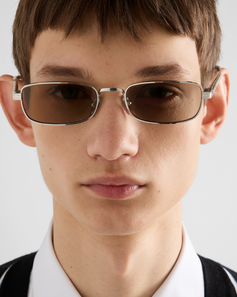 Sunglasses with the iconic metal plaque 6