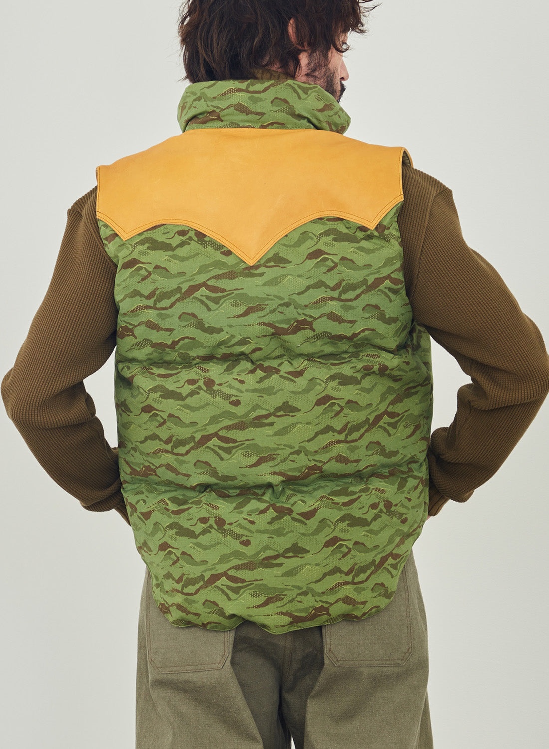 Rocky Mountain Featherbed x Nigel Cabourn Down Vest Mountain Camo in Green - 5