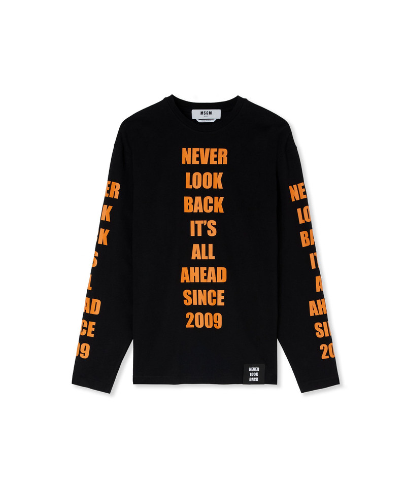 Long sleeve T-Shirt with "Never look back" graphic 1