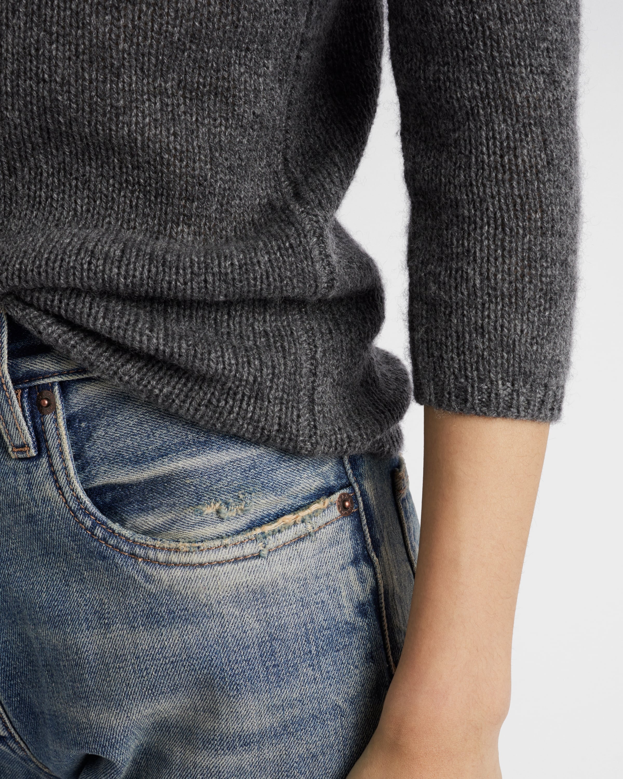 V-neck cashmere sweater - 4