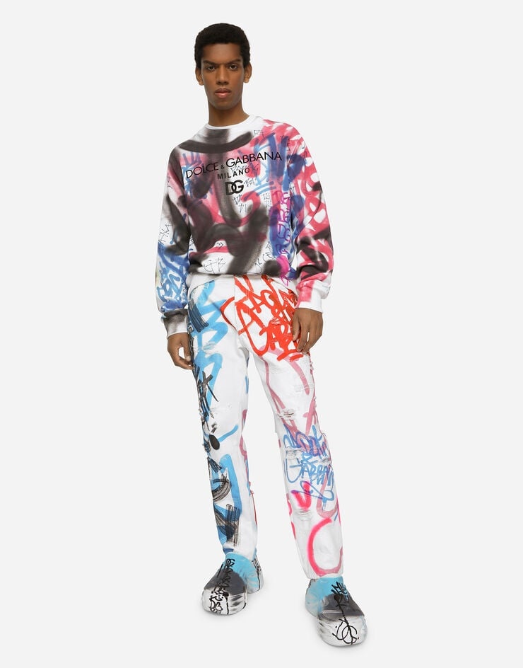 Loose jeans with spray-paint graffiti print - 5