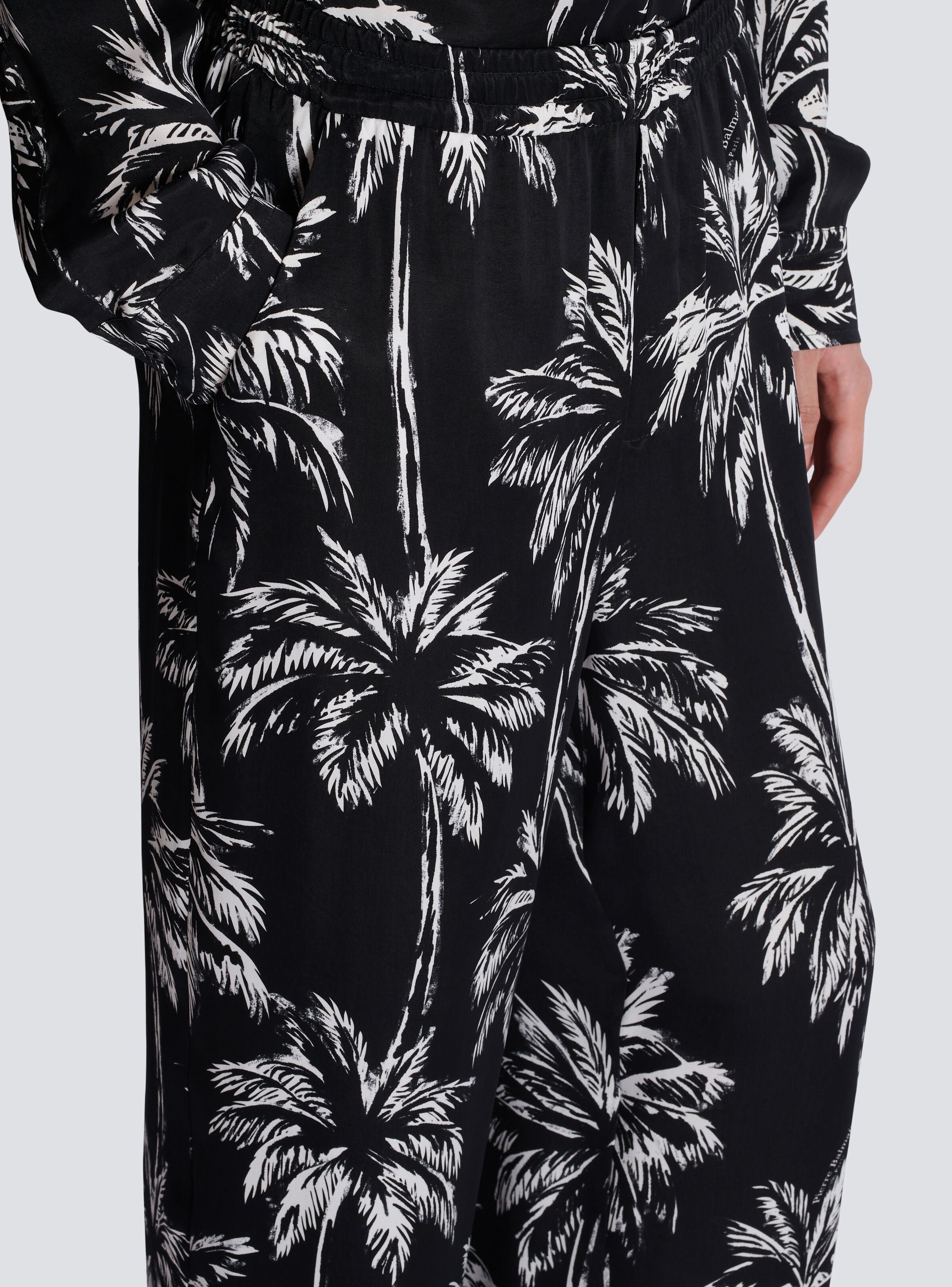 Palm print satin pyjama trousers - 6