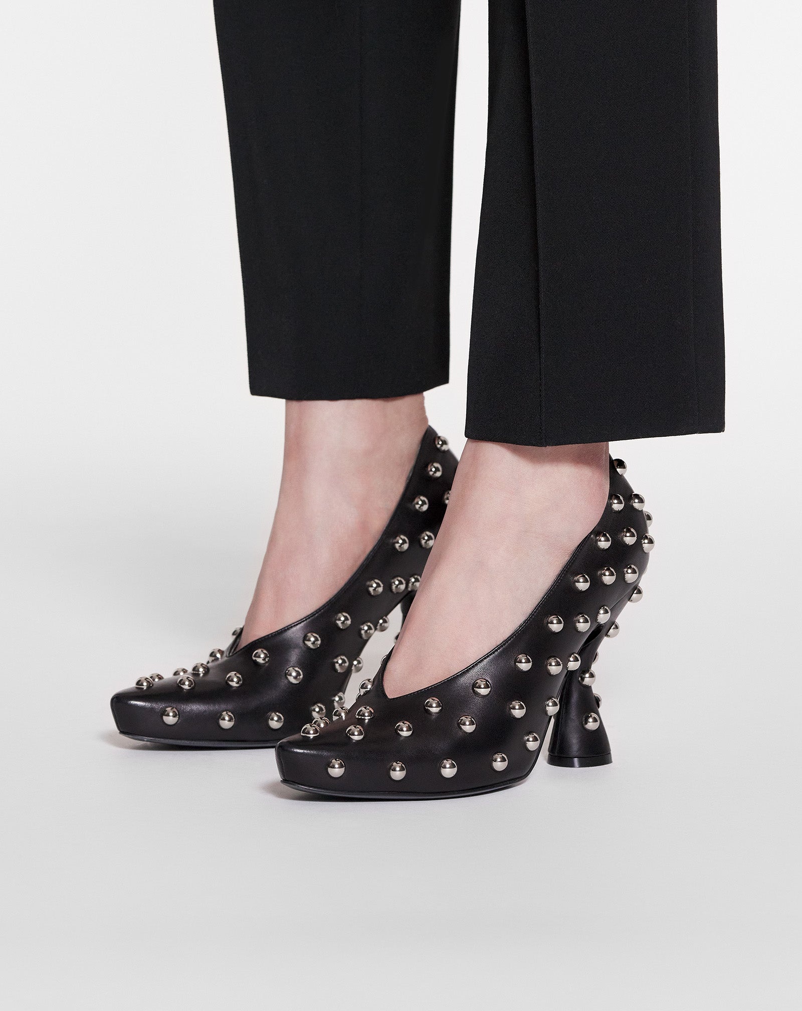 STUDDED MUSE LEATHER PUMPS - 6