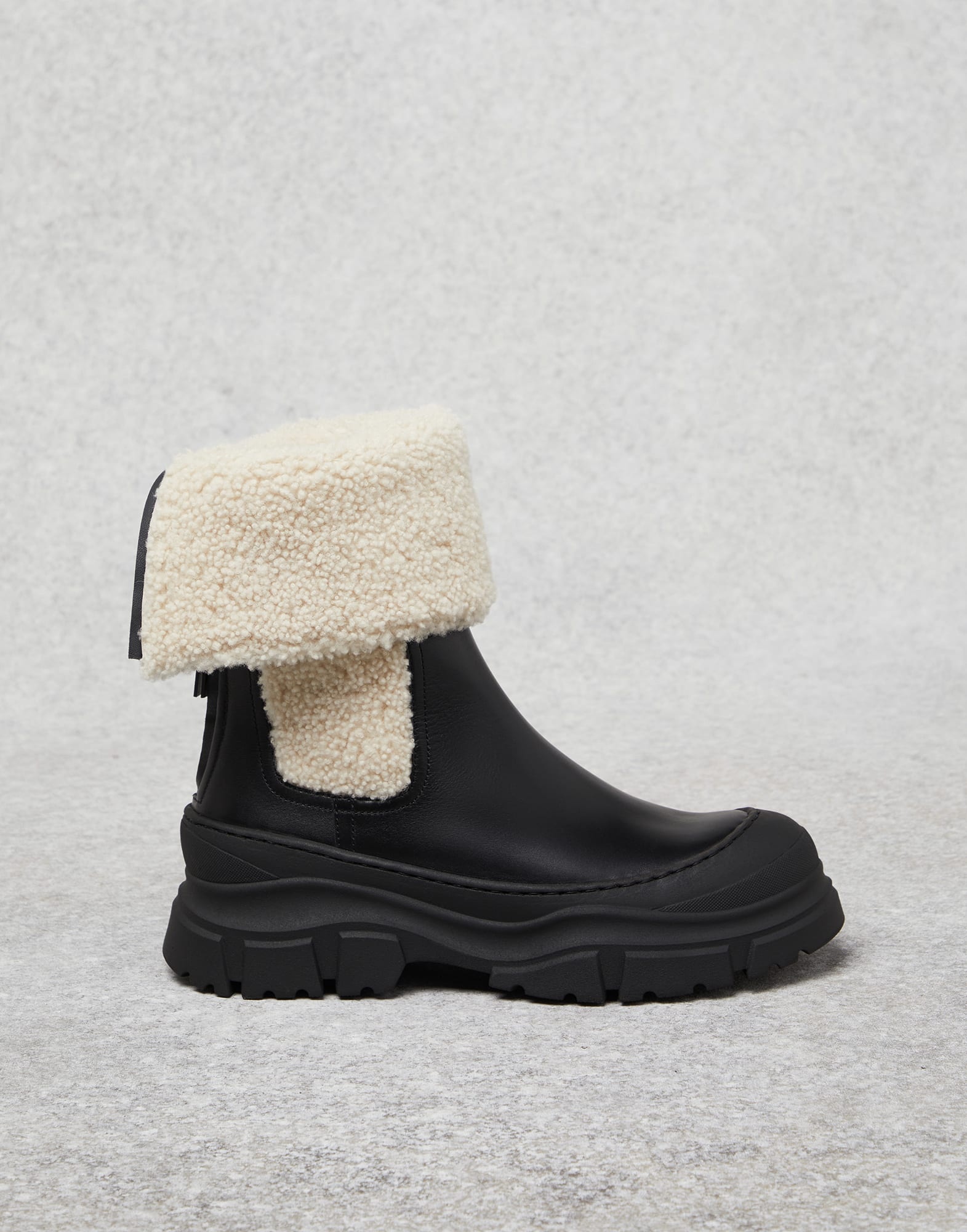 Matte calfskin and shearling Chelsea boots with shiny zipper pull - 5