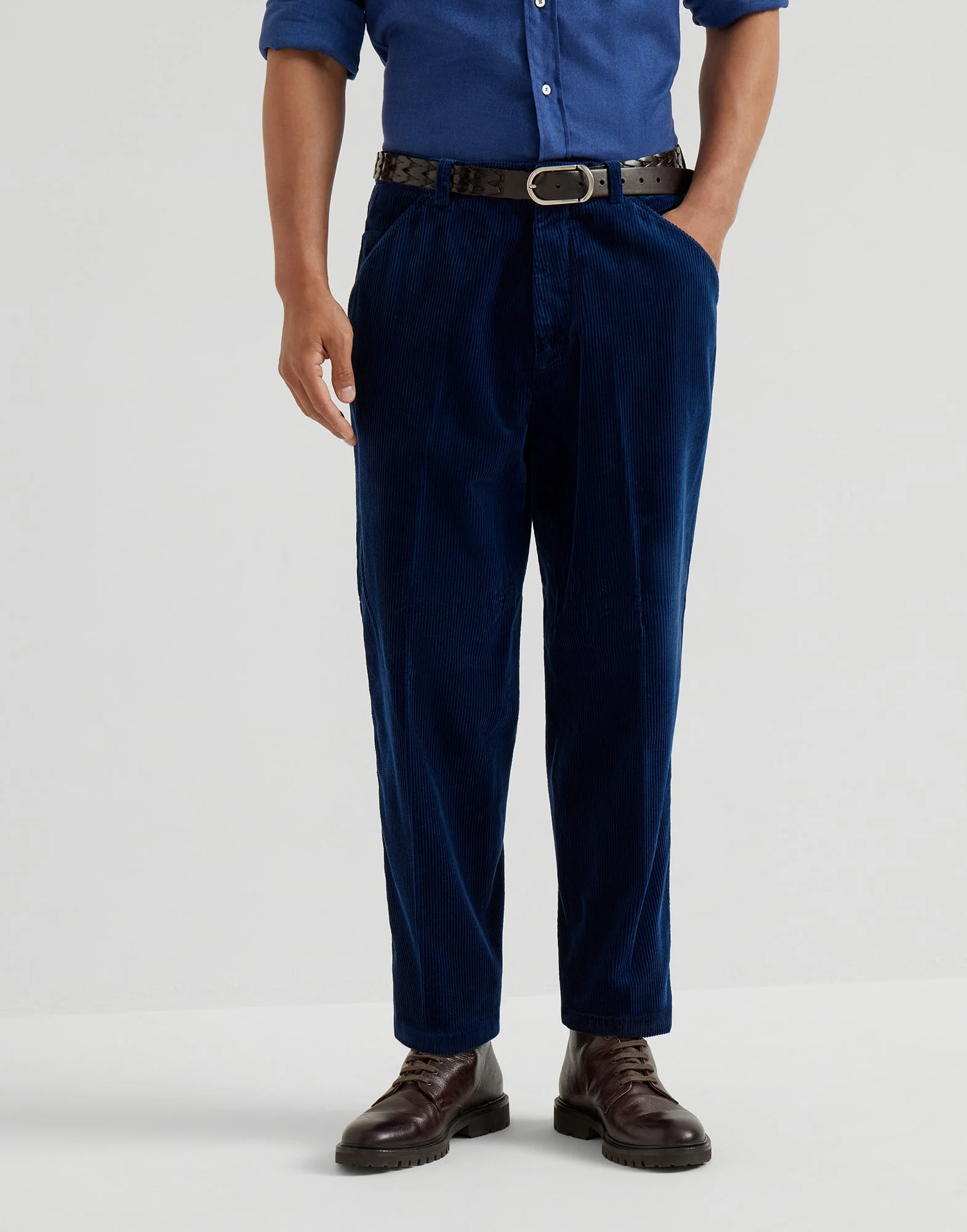 Garment-dyed leisure fit trousers in cotton corduroy - 1