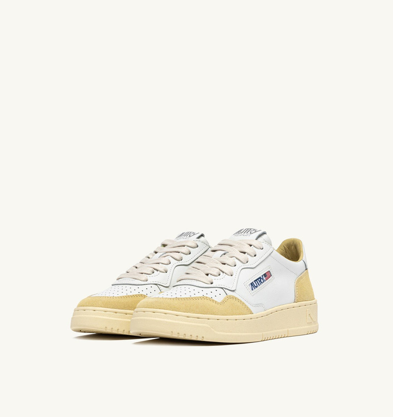 AUTRY MEDALIST LOW SNEAKERS IN WHITE LEATHER AND STRAW SUEDE outlook