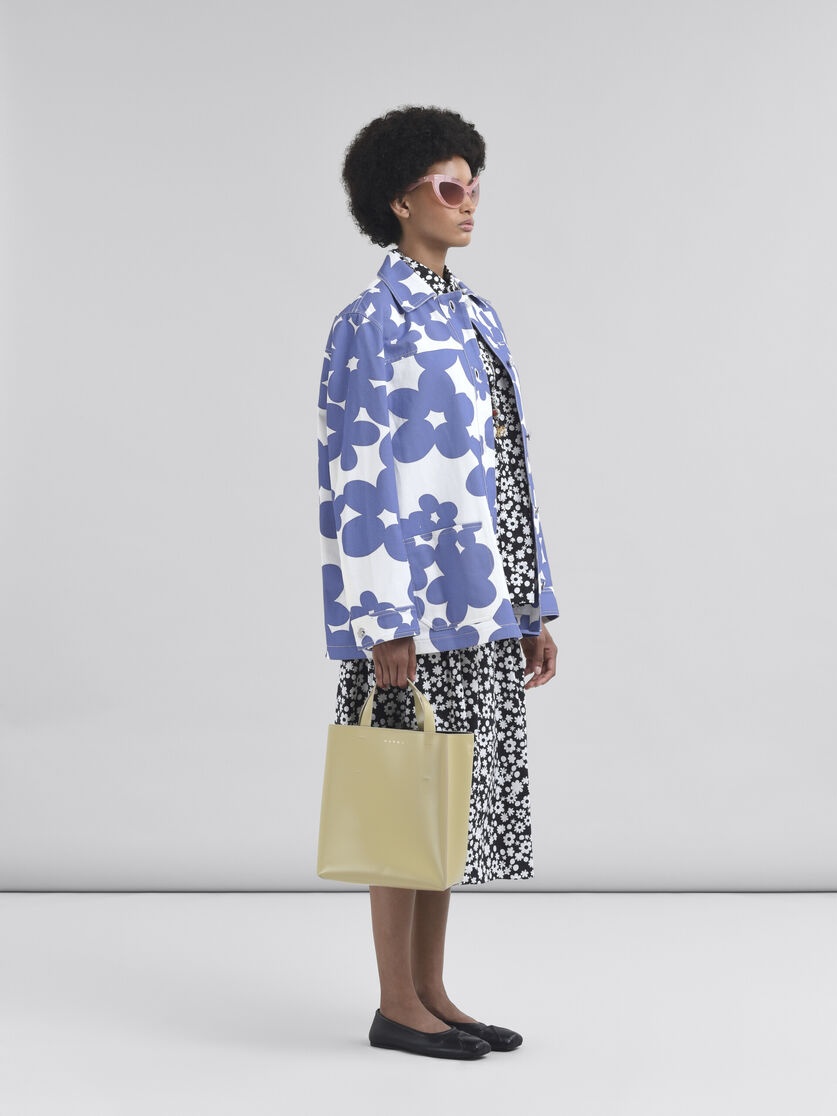 BLACK AND WHITE SLEEVELESS COCOON SHIRT WITH POP FIELDS MOTIF - 5