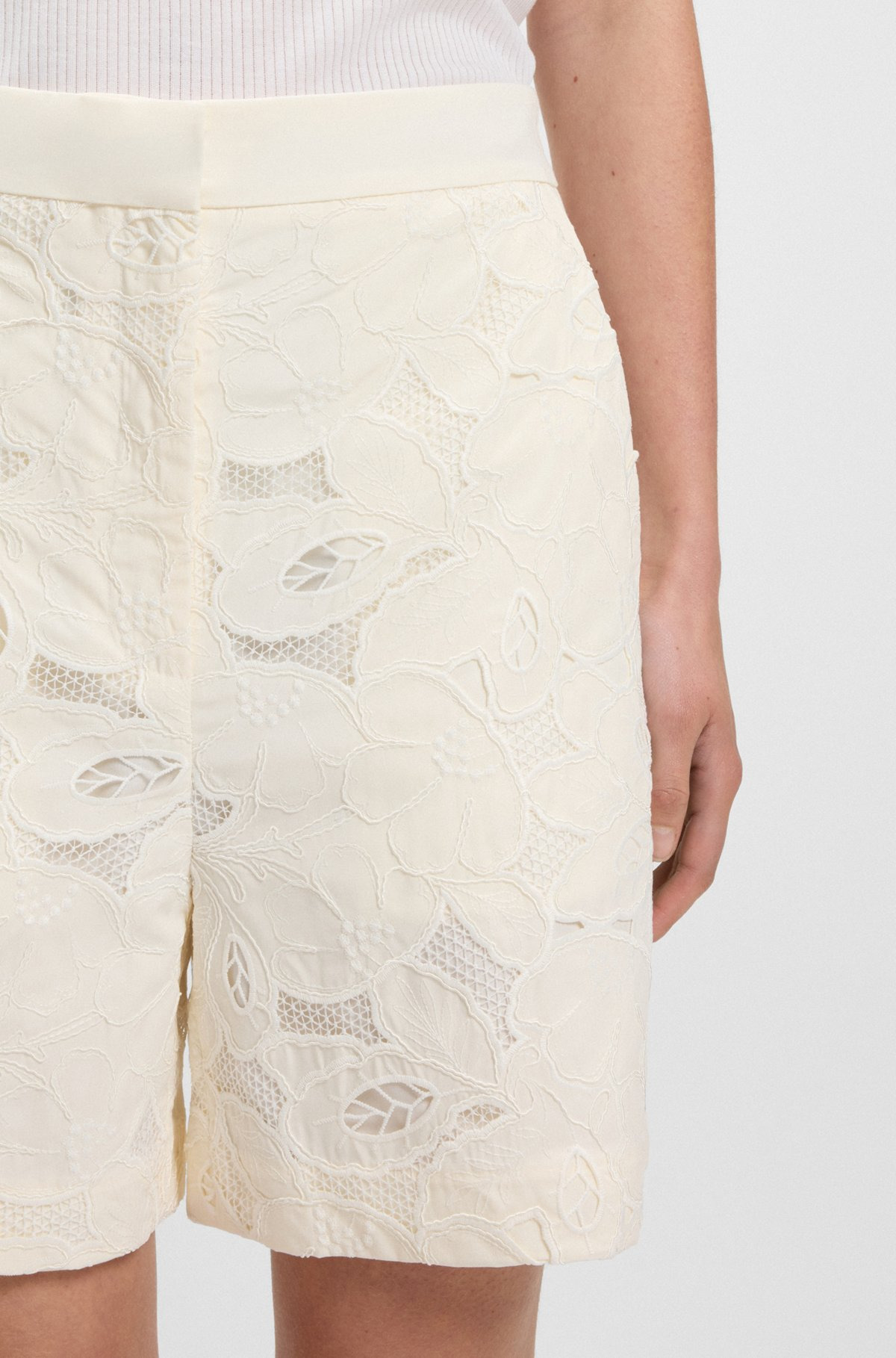WIDE-LEG SHORTS WITH BRODERIE ANGLAISE - 5