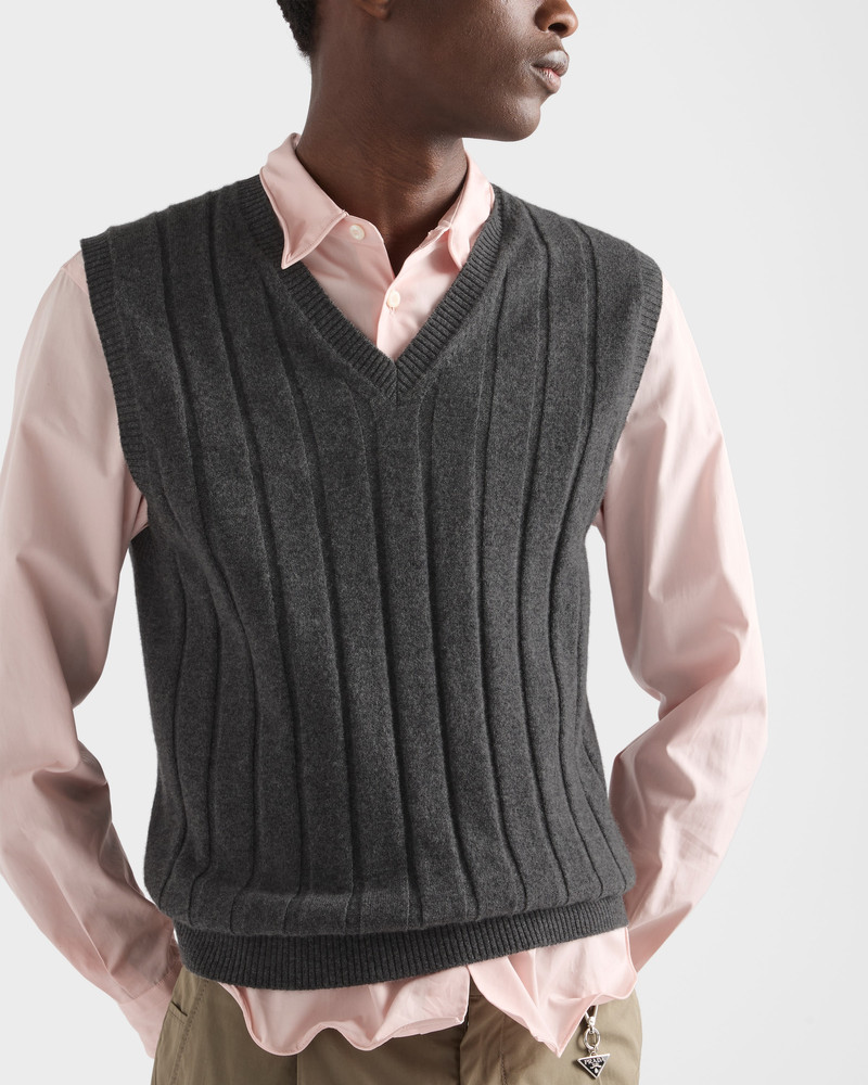 Cashmere V-neck vest 3