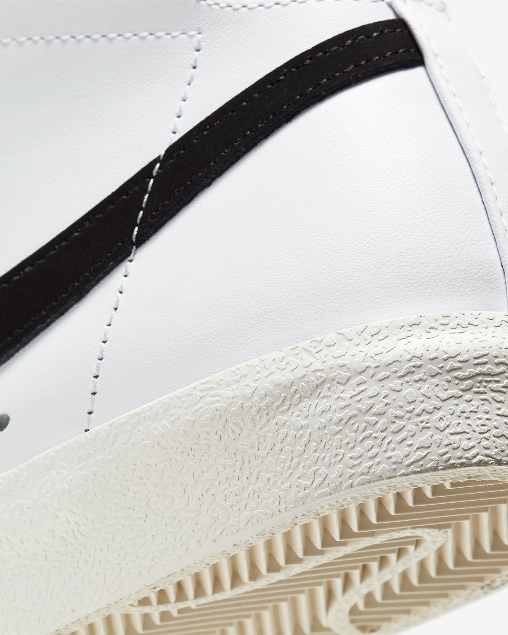 Nike Blazer Mid '77 Women's Shoes - 9