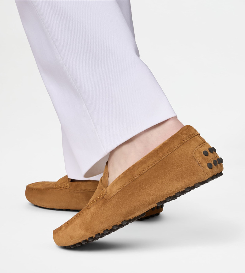 Tod's GOMMINO DRIVING SHOES IN SUEDE - BROWN outlook