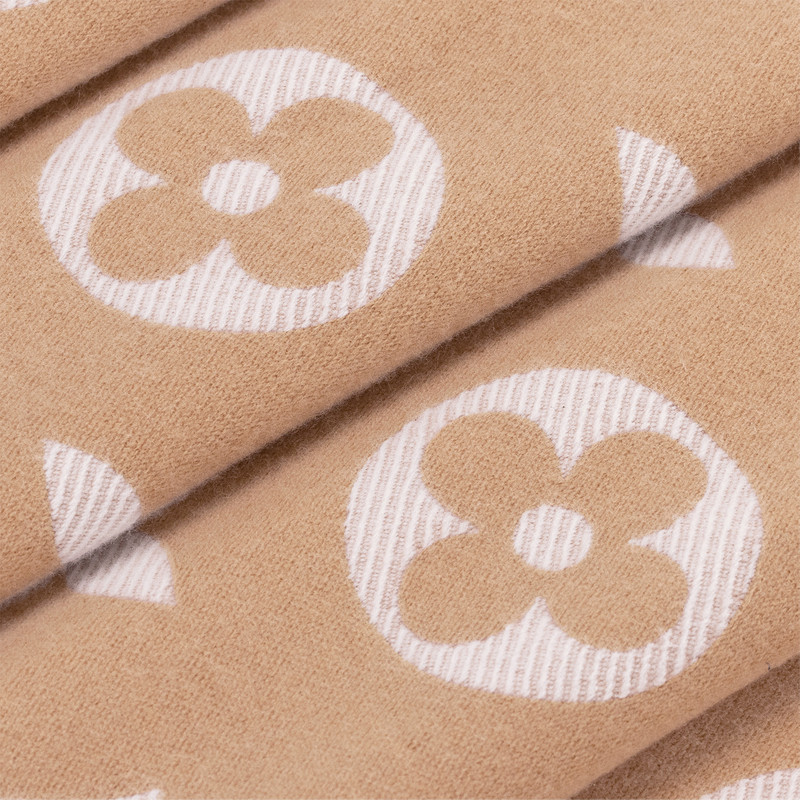 LV Essential Scarf 4