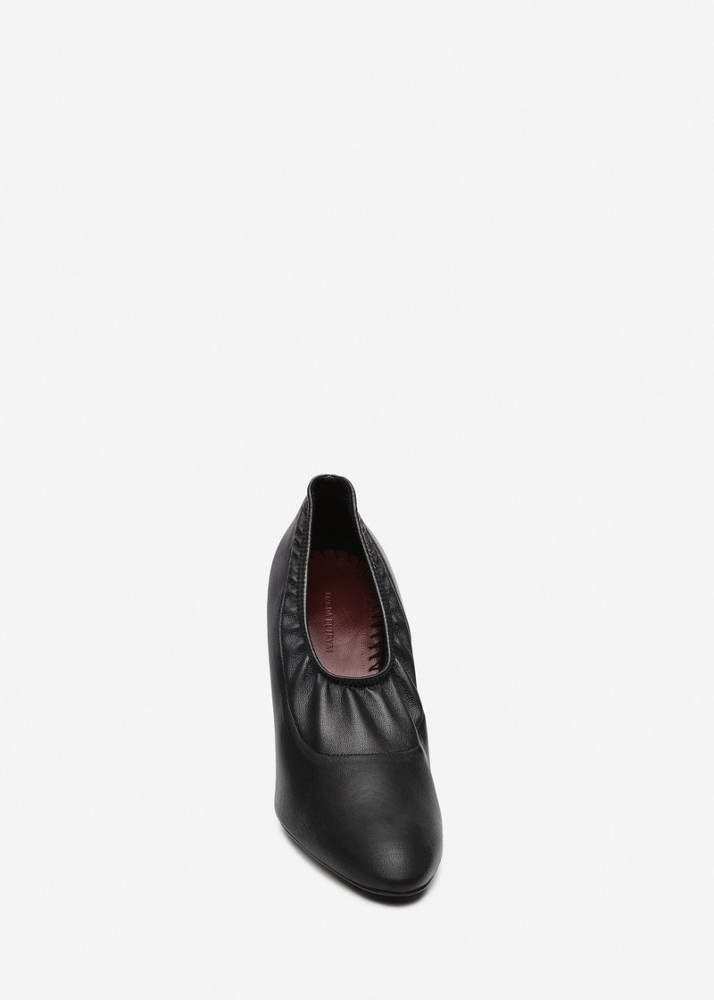 Thick heel pumps in black leather 3
