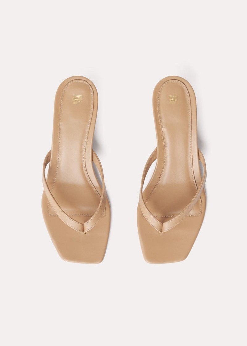 The flip-flop heel sand dune 4