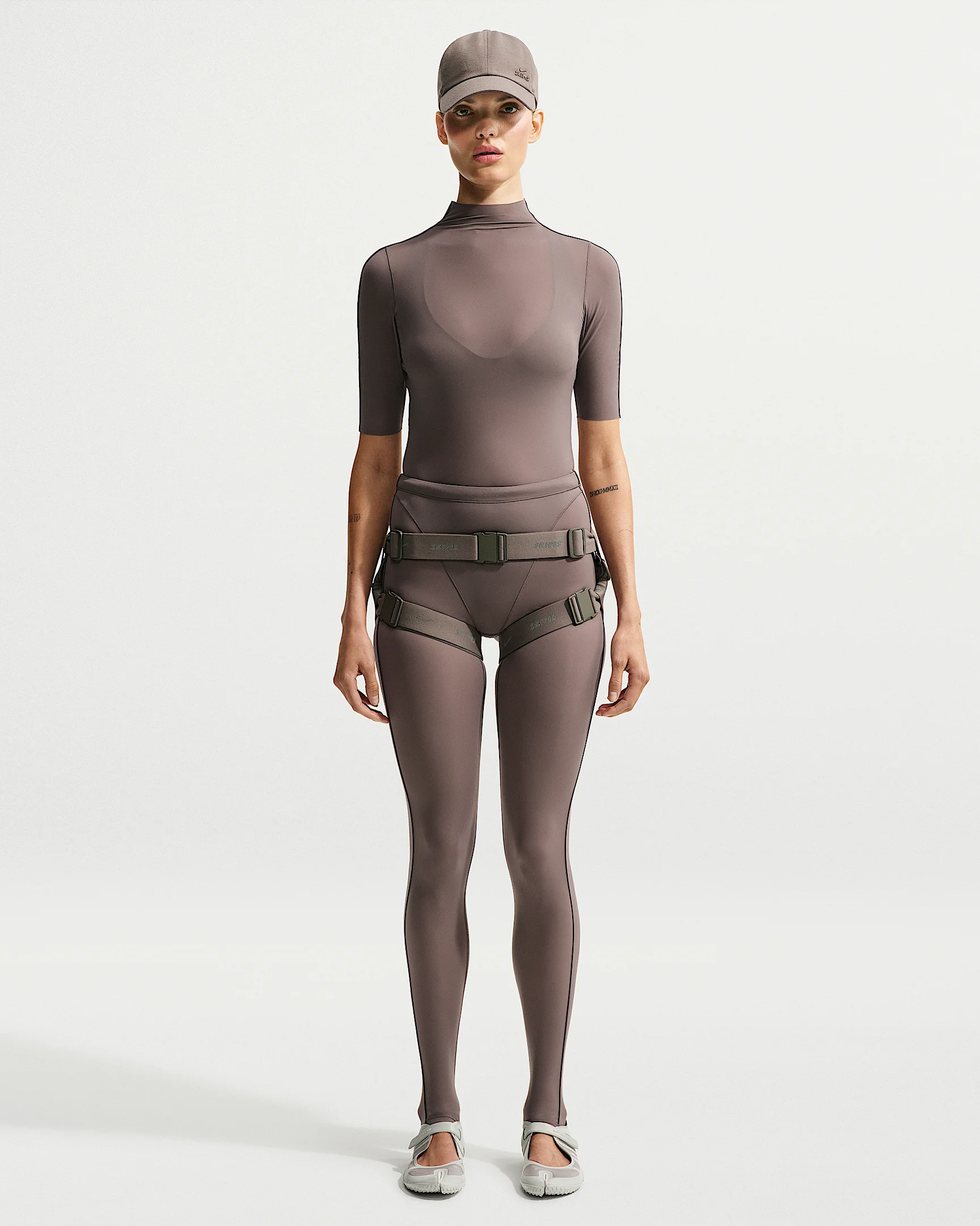 NikeSKIMS Weightless Women's High-Waisted V-Panel Leggings - 1