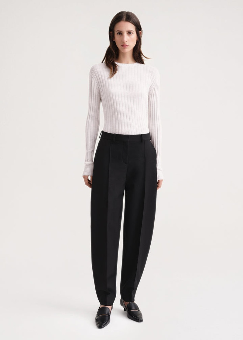 Totême Barrel leg trousers black outlook