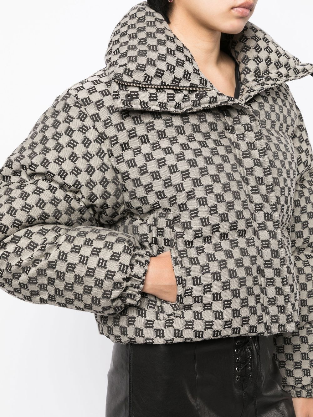 monogram-print cropped puffer jacket - 5