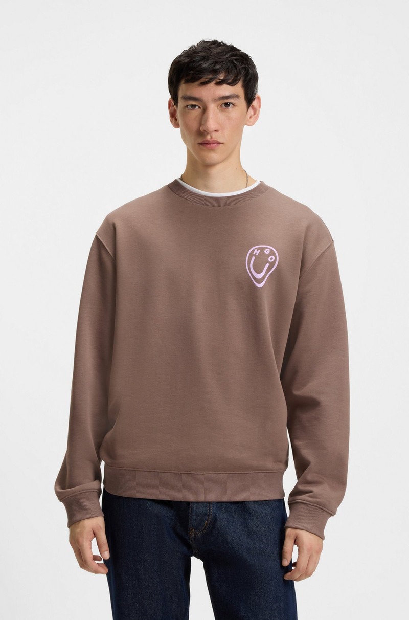 ALL-GENDER SWEATSHIRT WITH HAPPY HUGO ARTWORK 3