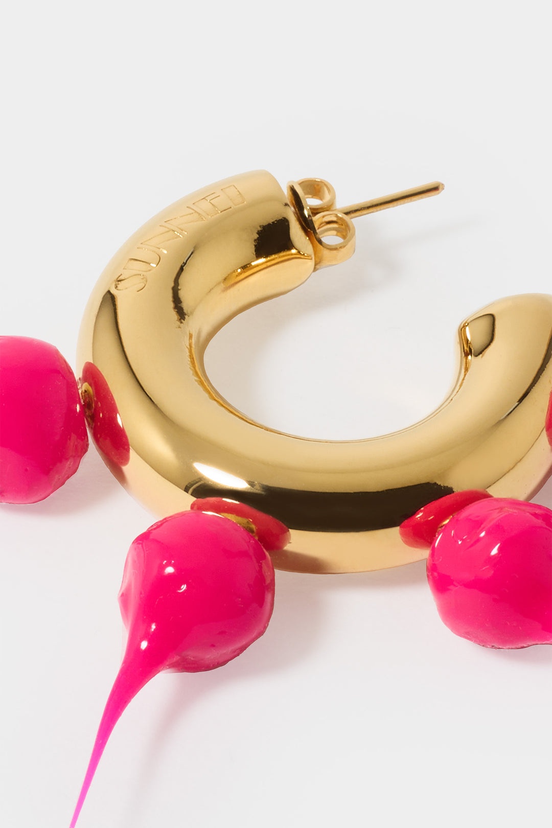 SPIKE RUBBERIZED SMALL HOOP EARRINGS / gold / fuxia - 4