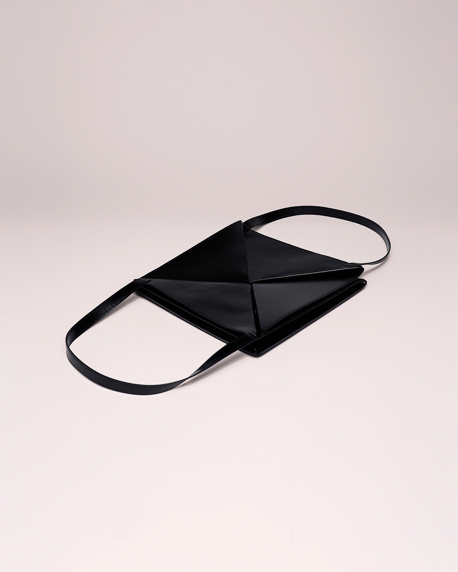 THE ORIGAMI TOTE - Patent vegan leather tote - Black - 4