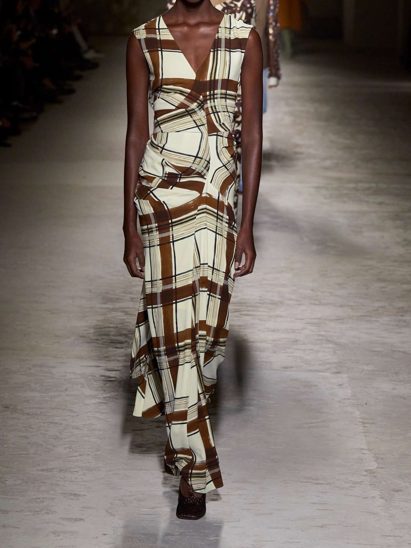 Gathered checked crepe maxi dress - 5