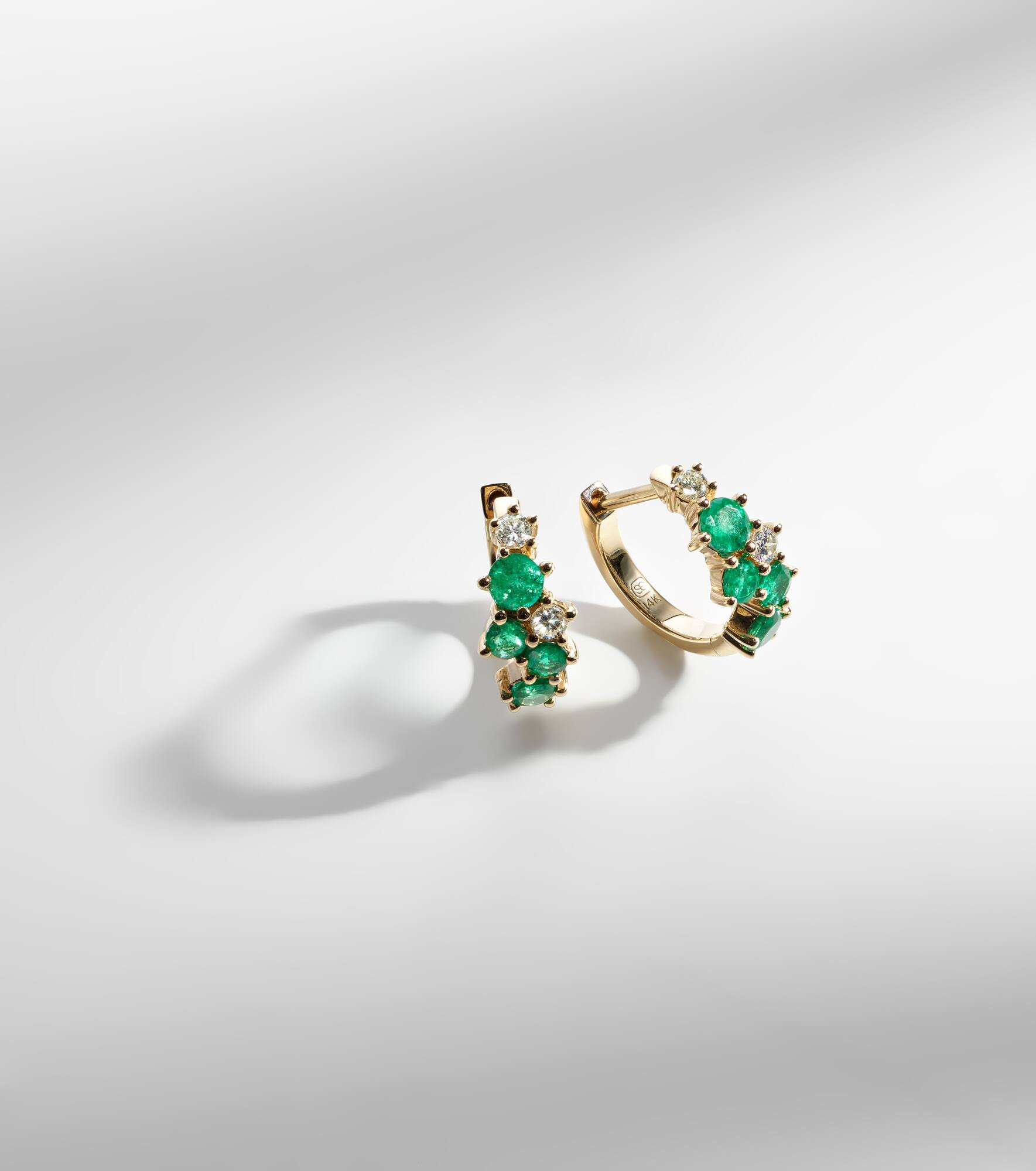 x Wicked Emerald City 14kt gold huggies with emeralds and diamonds - 5