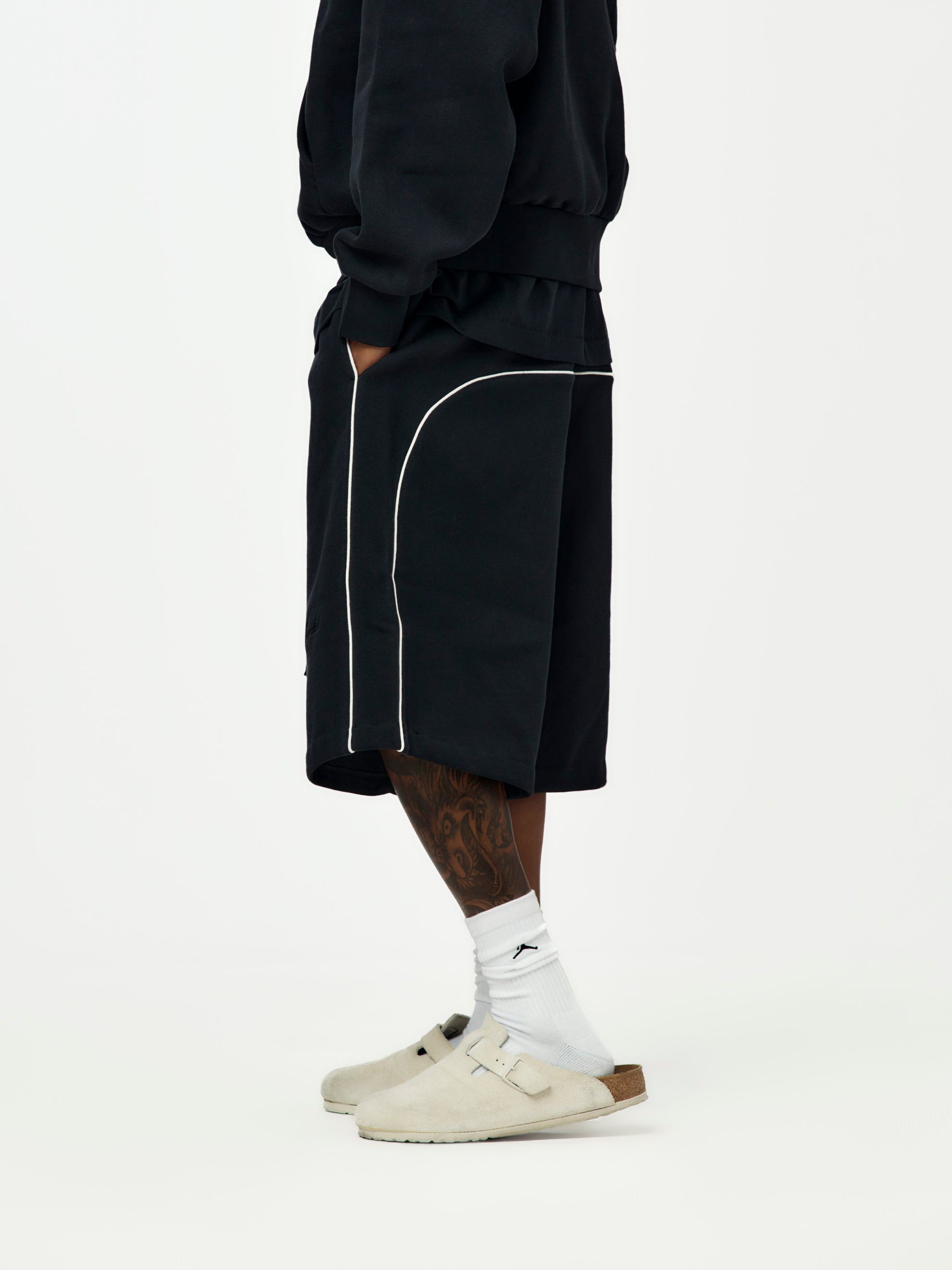 RELAXED FLEECE SWEATSHORT WITH PIPING (JET BLACK) - 2