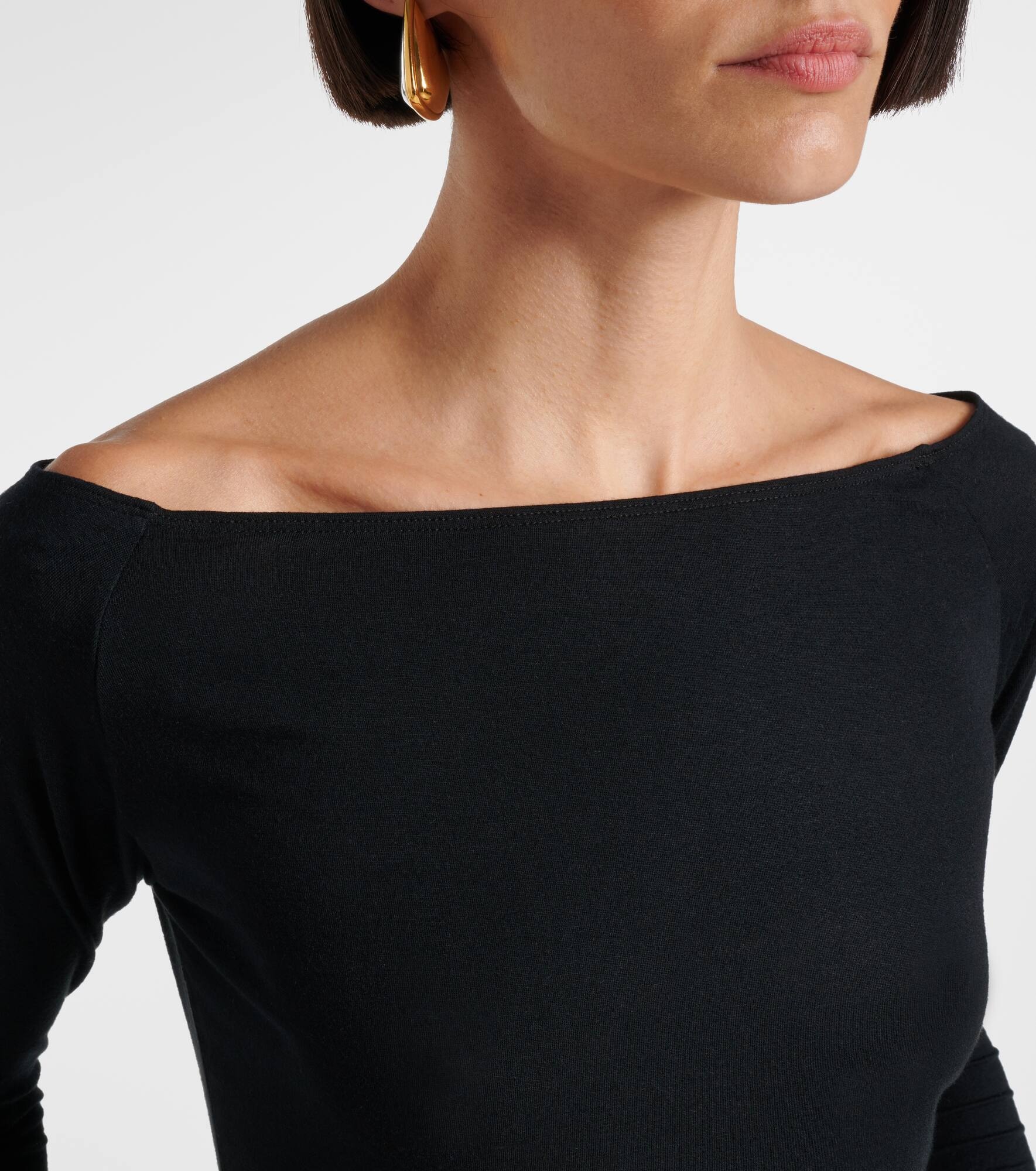 Chic Comfort off-shoulder top - 4