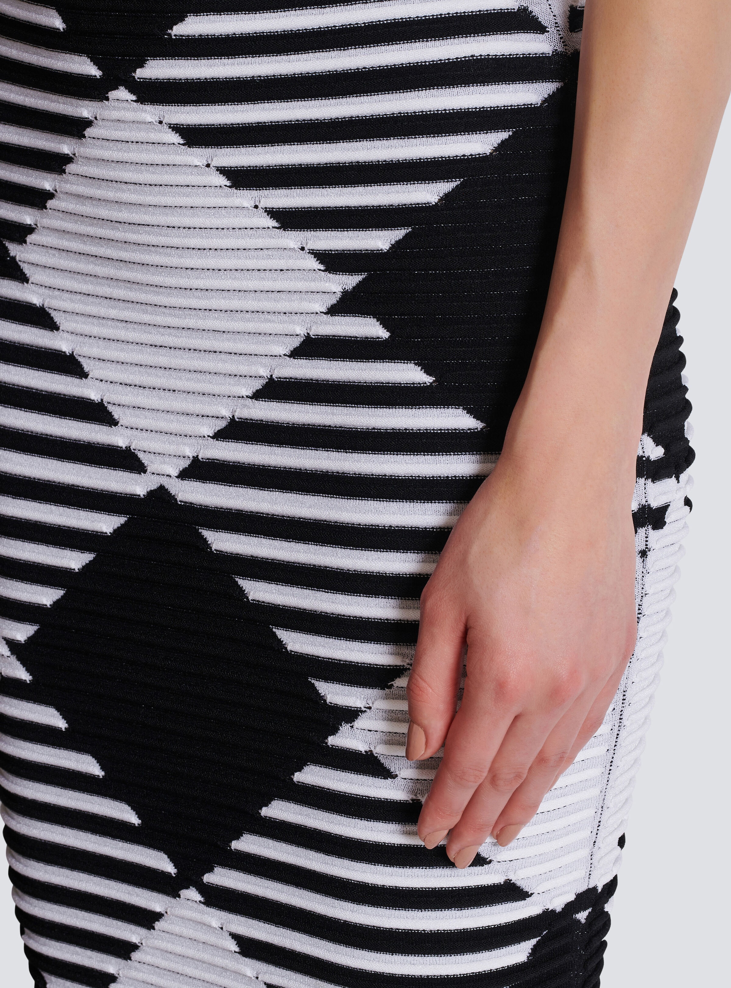 Mid-length skirt in rolled gingham knit - 7