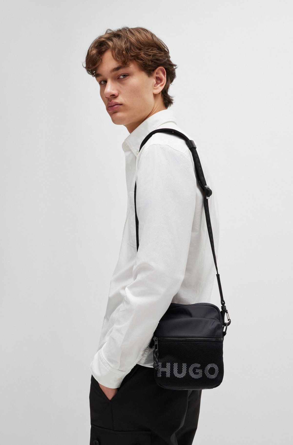 REPORTER BAG WITH CONTRAST LOGO AND MESH OVERLAY - 3