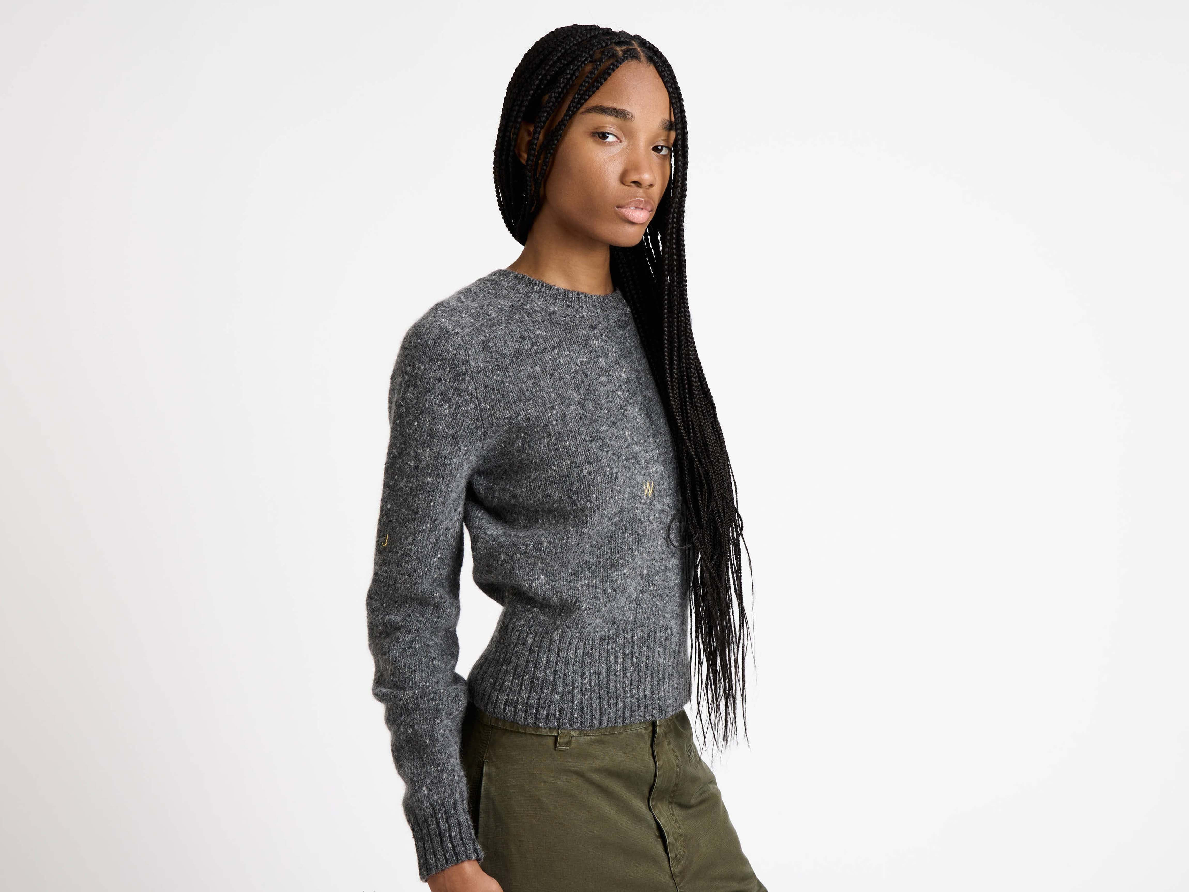 EMBROIDERED CREW NECK JUMPER IN CHARCOAL MELANGE - 4