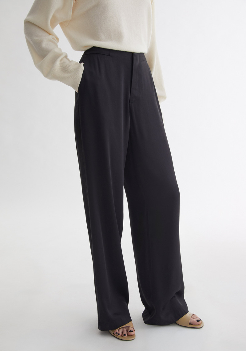 AERON VINCENT
Satin pants outlook