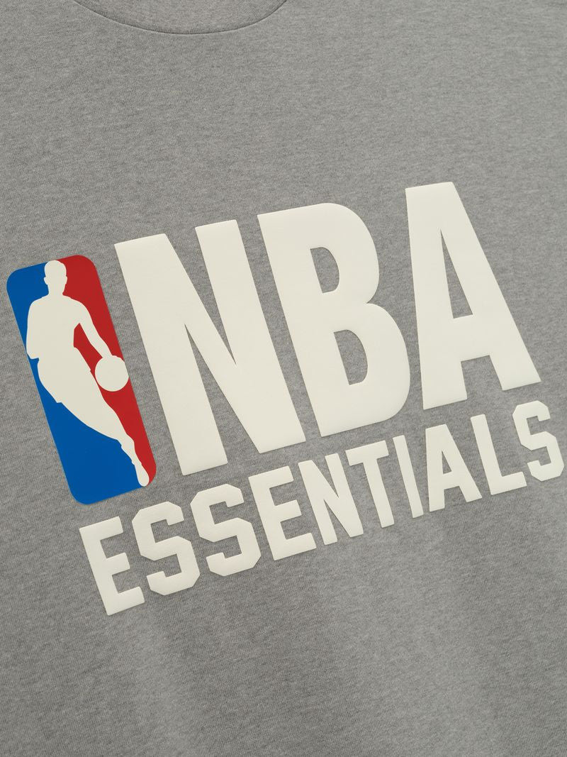 ESSENTIALS NBA 90's Tee outlook