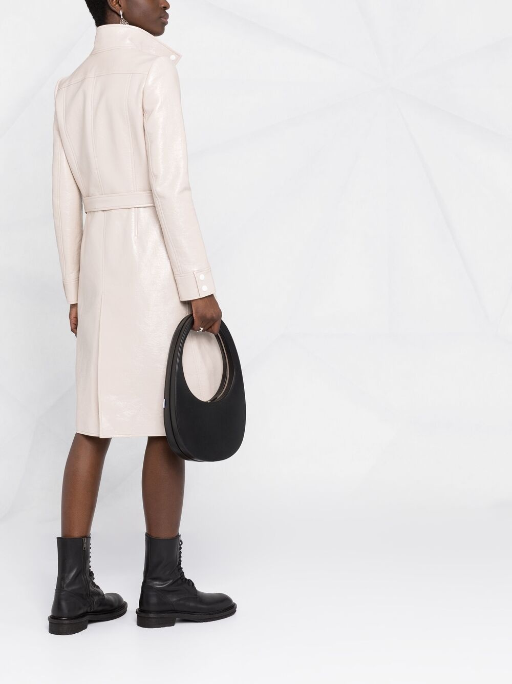 logo-appliqué vinyl trench coat - 4
