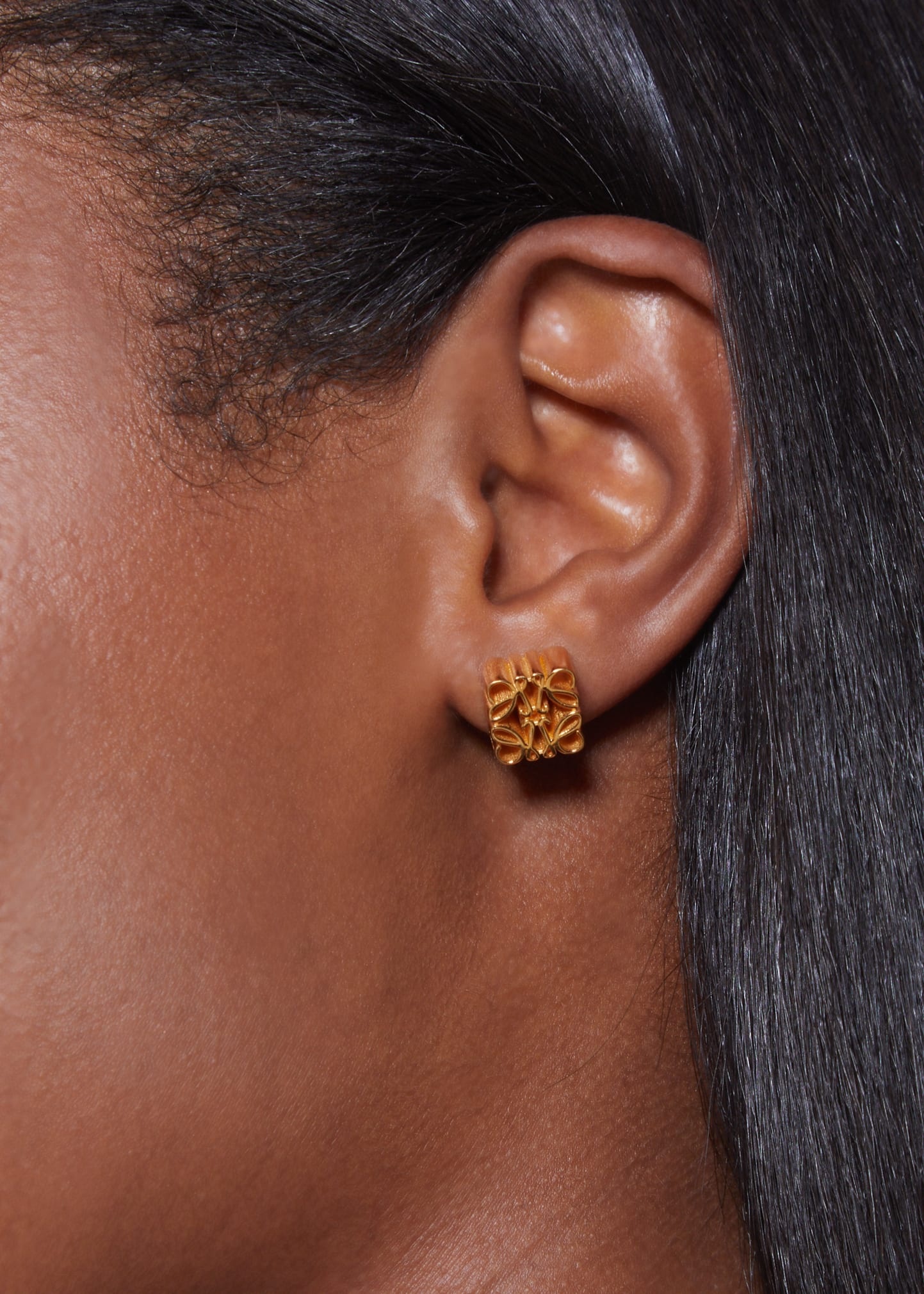 【関税&送料込】Loewe Earrings Anagram stud earrings in sterling silver Gold - LOEWE